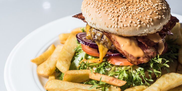 O tenhle vyladěný burger se prát nemusíte: burger a hranolky pro 1 i pro 2