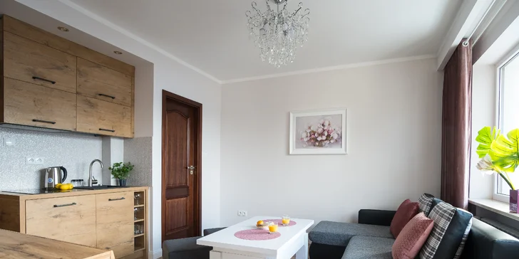 Užite si priestrannú obývaciu izbu s pohodlnou pohovkou, stvorenú na večerný relax.