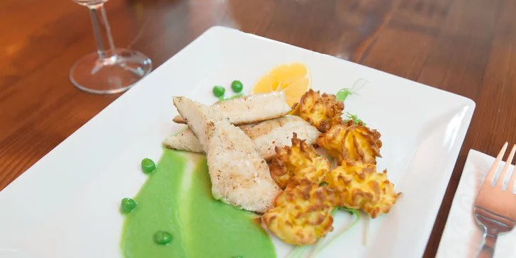 Příjemné posezení ve dvou: menu s jelením steakem, filetem z okouna a lahví vína