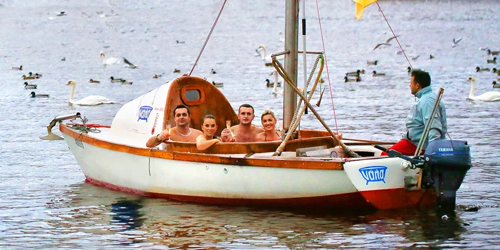 Netradiční plavba po Vltavě: 2hodinová lázeň na palubě lodi až pro 6 osob + sekt