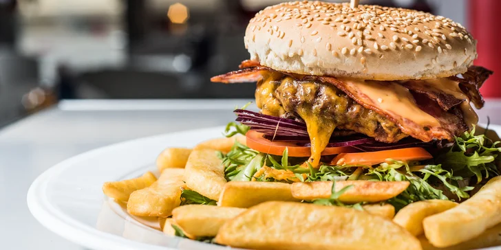 O tenhle vyladěný burger se prát nemusíte: burger a hranolky pro 1 i pro 2