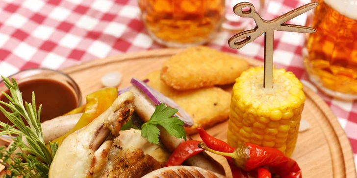 Mix grill pro 2 osoby a dvě malá pivka v restauraci u Karlova mostu