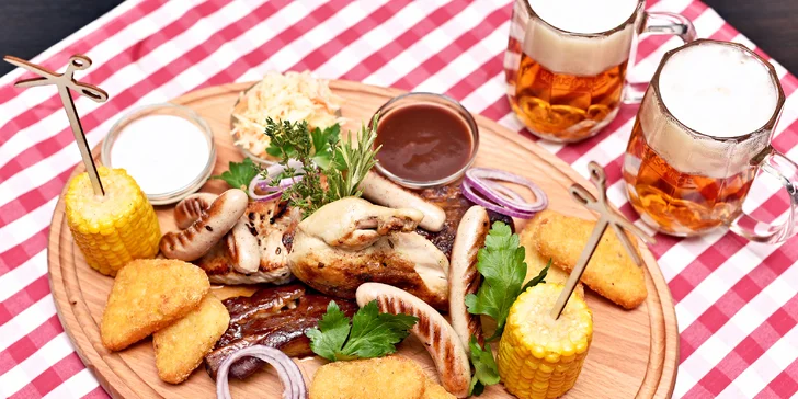 Mix grill pro 2 osoby a dvě malá pivka v restauraci u Karlova mostu