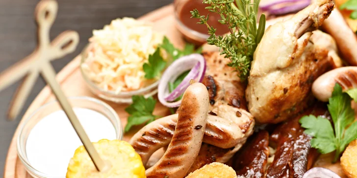 Mix grill pro 2 osoby a dvě malá pivka v restauraci u Karlova mostu