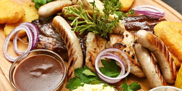 Mix grill pro 2 osoby a dvě malá pivka v restauraci u Karlova mostu