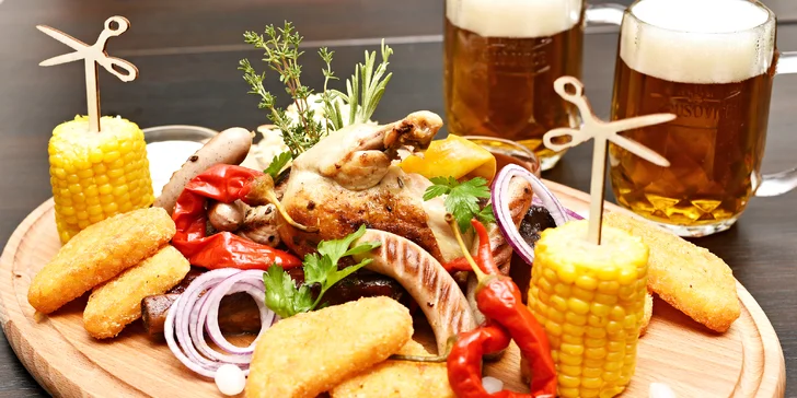 Mix grill pro 2 osoby a dvě malá pivka v restauraci u Karlova mostu