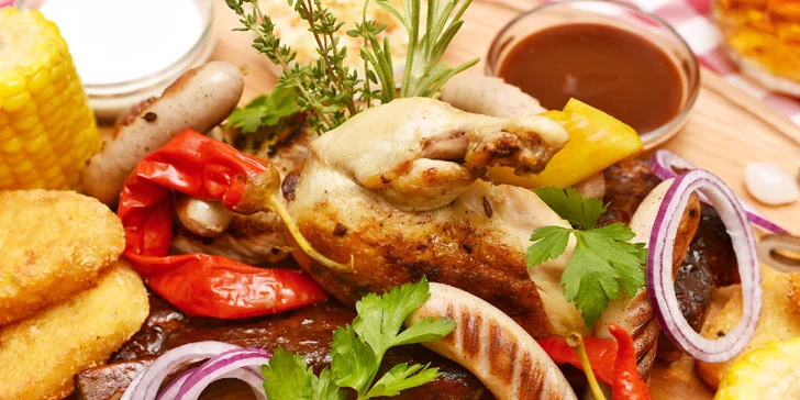 Mix grill pro 2 osoby a dvě malá pivka v restauraci u Karlova mostu