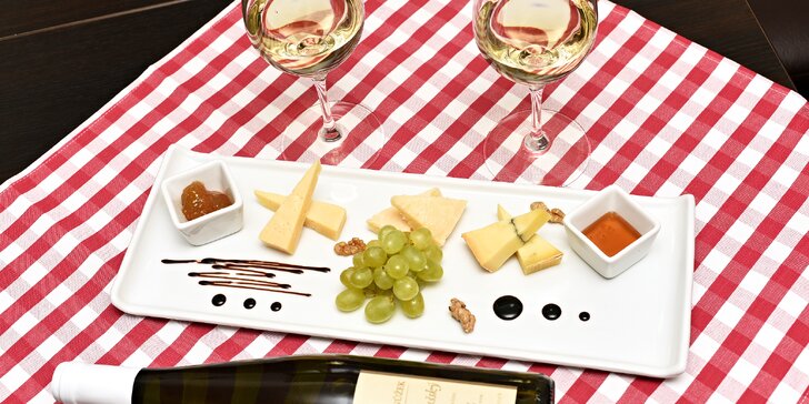 Ochutnávka sýrů a sklenka vína v restauraci u Karlova mostu