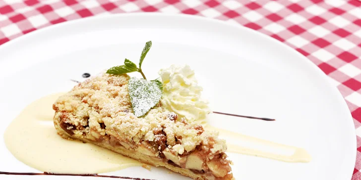 Káva a jablečný koláč se šlehačkou v restauraci u Karlova mostu