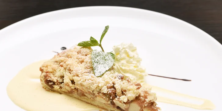 Káva a jablečný koláč se šlehačkou v restauraci u Karlova mostu