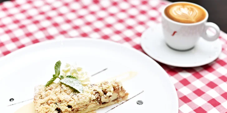 Káva a jablečný koláč se šlehačkou v restauraci u Karlova mostu