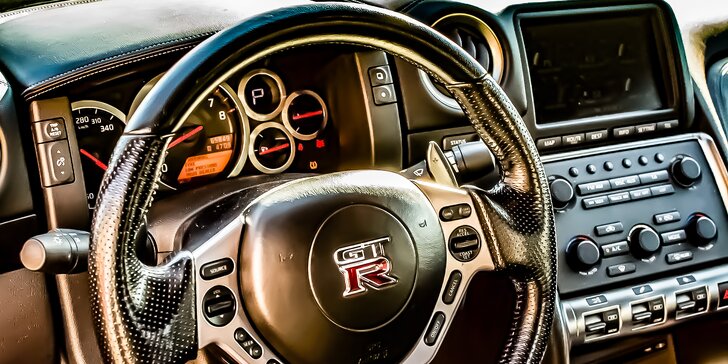 Za volantem sporťáku Nissan GT-R: 30 minut jízdy bez instruktora