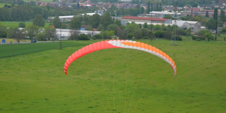 Vyzkoušejte si paragliding: celodenní výcvik s možností tandemového letu