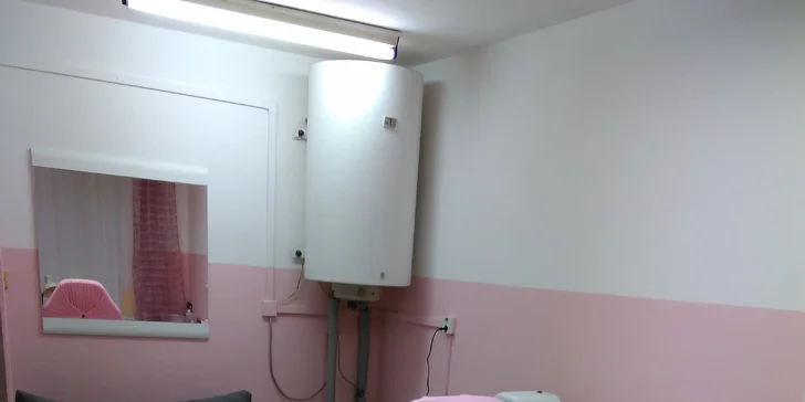 Nohy jako ze škatulky: mokrá pedikúra včetně masáže a laku