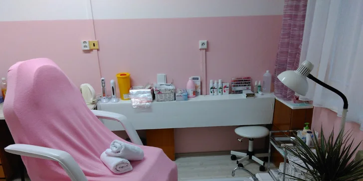 Nohy jako ze škatulky: mokrá pedikúra včetně masáže a laku