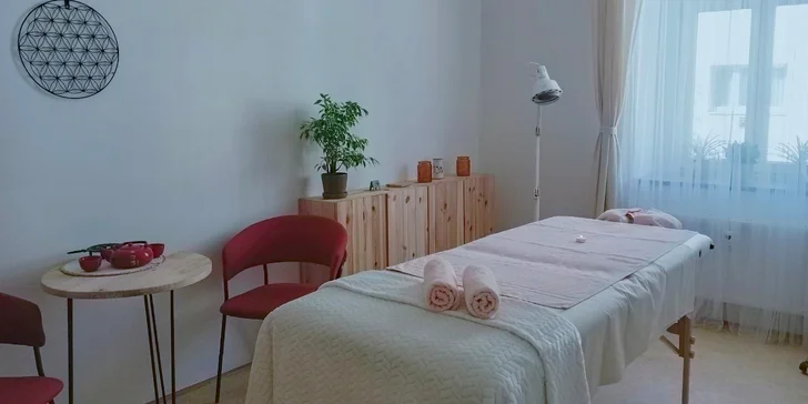 Salon se nachází 1 min. pěšky od zastávky MHD U Duhy.