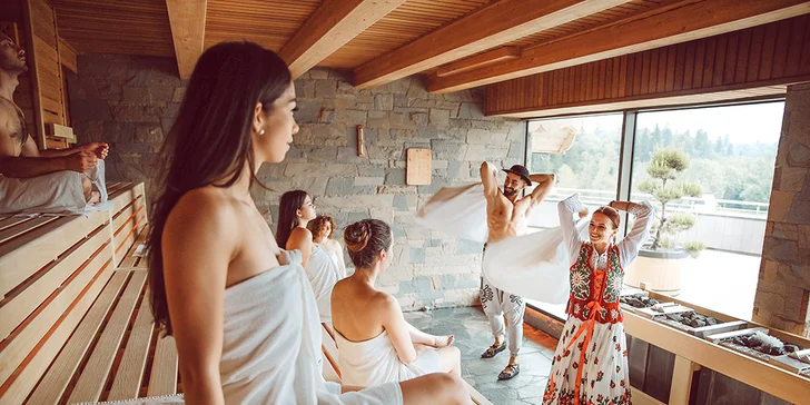 Prosklená finská sauna nabízí parádní výhled na vrcholky hor. A také se tu konají saunové ceremoniály. 