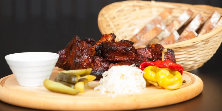 1 kg grilovaných vepřových žeber v BBQ marinádě, křupavá zelenina a chléb