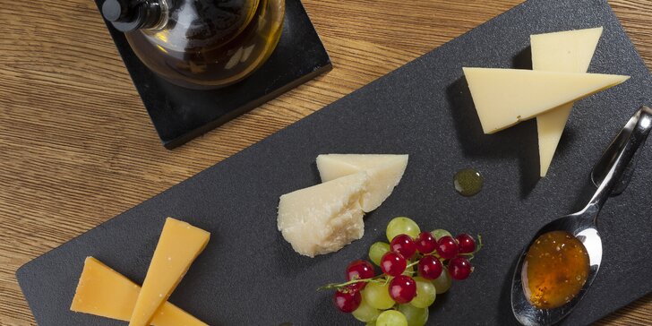 Ochutnávka sýrů a sklenka vína v pražském podhradí
