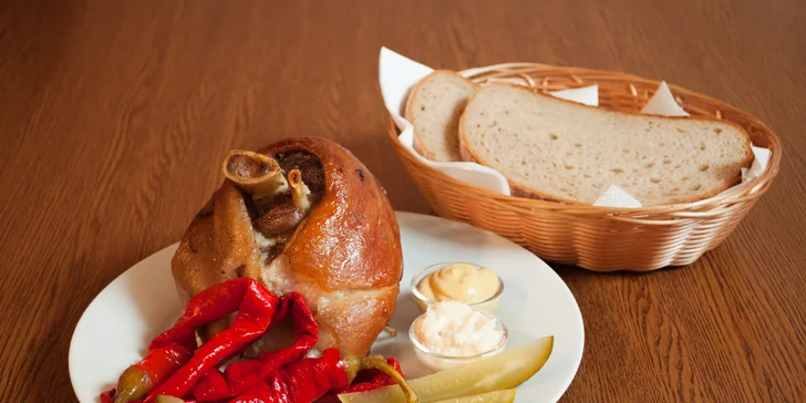 Šmákněte si u Čochtana: 1kg pečené vepřové koleno s oblohou