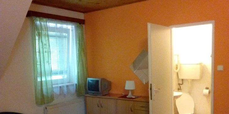 Objevte zimní a jarní kouzlo Šumavy: pobyt s polopenzí a lahví vína na pokoji