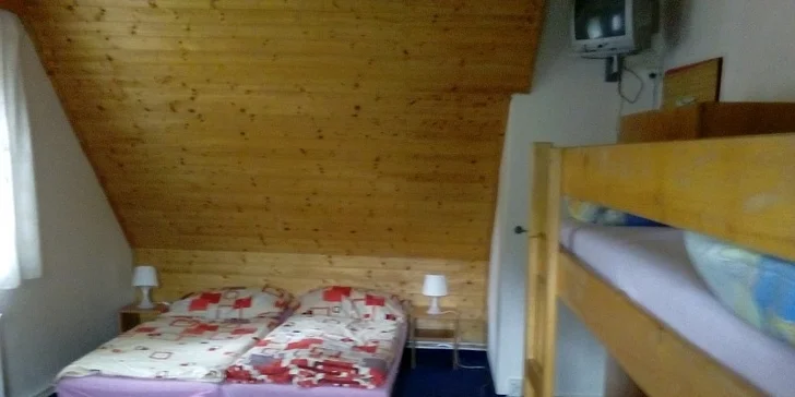Objevte zimní a jarní kouzlo Šumavy: pobyt s polopenzí a lahví vína na pokoji