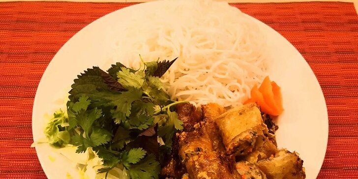 Vietnamské speciality: závitky s nudlemi nebo kuřecí polévka a rizoto