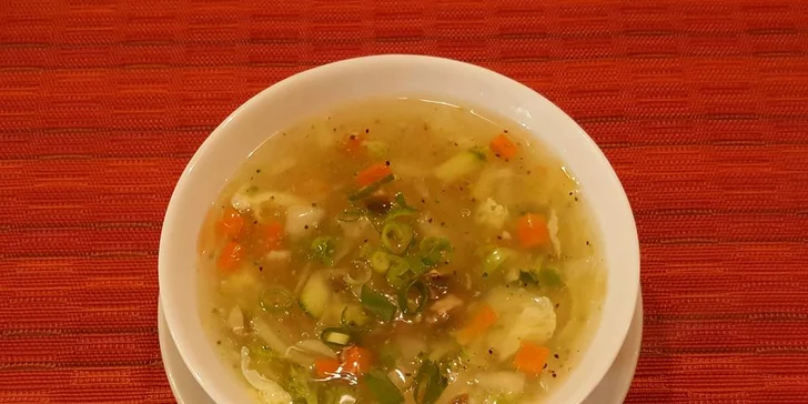 Vietnamské speciality: závitky s nudlemi nebo kuřecí polévka a rizoto