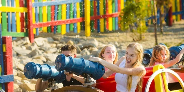 Kromě zábavy tu nechybí ani řada restaurací, kaváren a bister. 