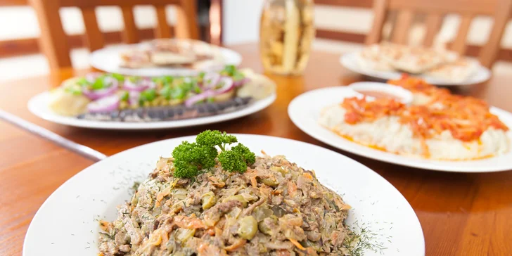Ukrajinsko-ruské degustační menu s lahví vína pro 4 osoby