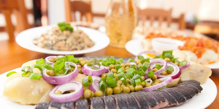 Ukrajinsko-ruské degustační menu s lahví vína pro 4 osoby