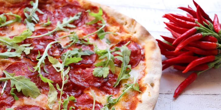 Italské menu pro dva: 2 pizzy a 2 kávy nebo italské stolní víno