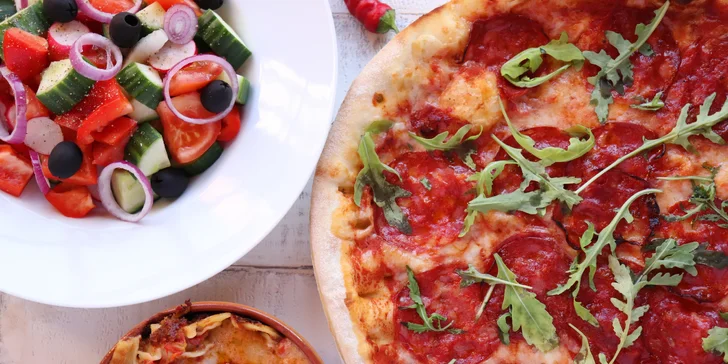 Italské menu pro dva: 2 pizzy a 2 kávy nebo italské stolní víno
