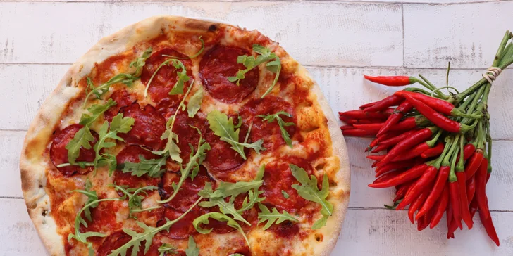 Italské menu pro dva: 2 pizzy a 2 kávy nebo italské stolní víno