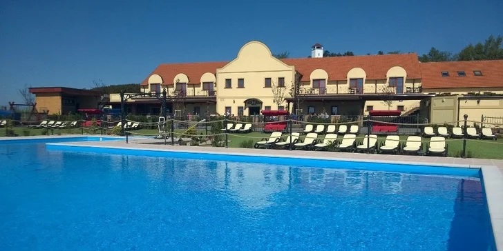 Vinařství U Kapličky: víno, jídlo, wellness, venkovní bazén i půjčení kol