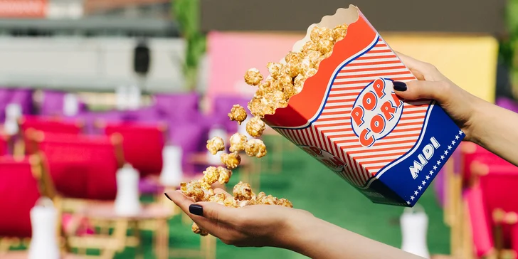 Součástí kina je bar, kde pořídíte nejen popcorn, ale i další občerstvení. 