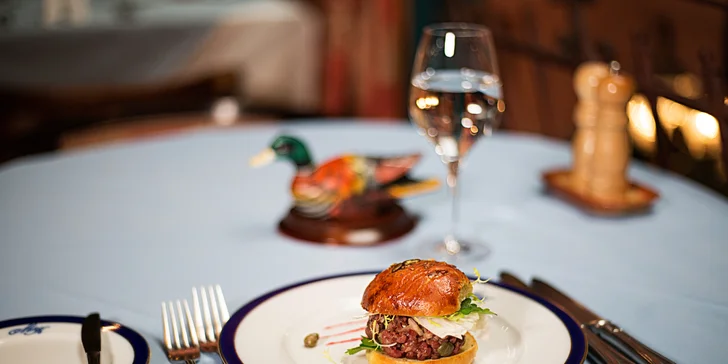 5chodové menu U Modré kachničky s daňčím tartarem i kančím hřbetem