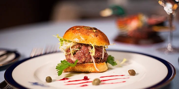 5chodové menu U Modré kachničky s daňčím tartarem i kančím hřbetem