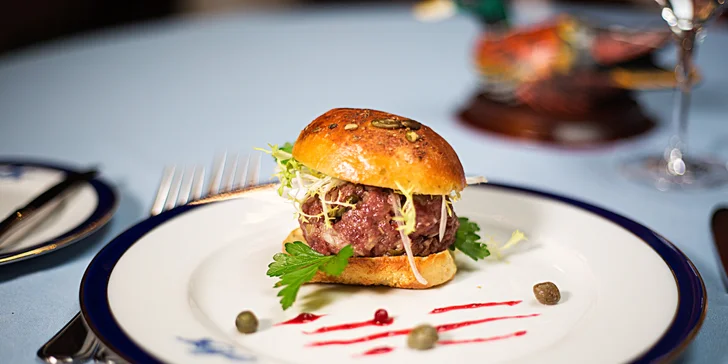 5chodové menu U Modré kachničky s daňčím tartarem i kančím hřbetem