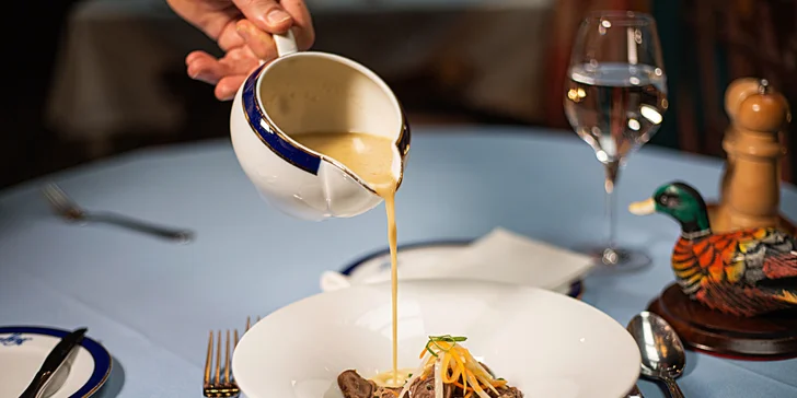5chodové menu U Modré kachničky s daňčím tartarem i kančím hřbetem