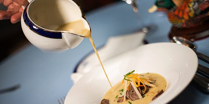 5chodové menu U Modré kachničky s daňčím tartarem i kančím hřbetem