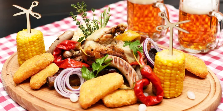 Mix grill pro 2 osoby a dvě malá pivka v restauraci u Karlova mostu