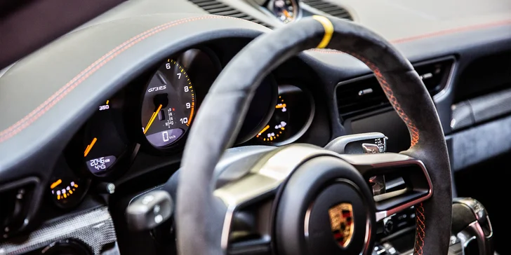 Porsche GT3 RS je pro závodní okruh přímo stvořeno. Jedině na něm totiž naplno otestujete výkon 500 koní a zrychlení z 0 na 100 km/h za 3,3, vteřiny.
