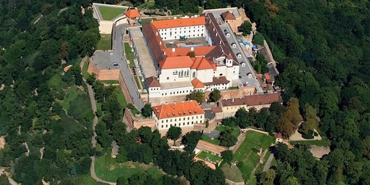 Minout byste neměli symbol Brna – hrad Špilberk (500 m) s výstavou Žalář národů.