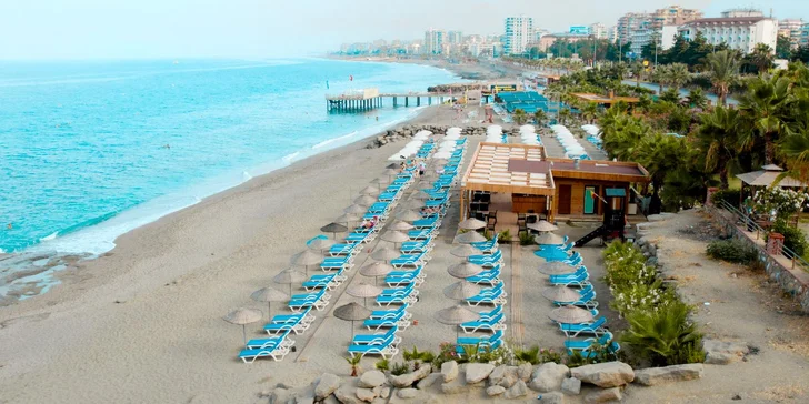 Hotel se nachází u písčité pláže.