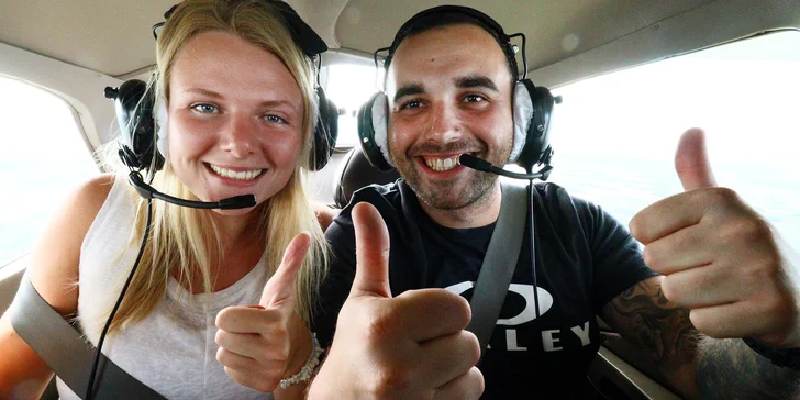V ceně je i přípitek v podobě Bohemia Sektu, kvalitní hořká čokoláda a na přání vám pilot do sluchátek pustí i hudbu. 