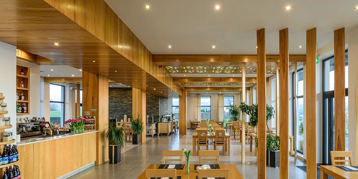 Snídani si vždy naberete z bohatých švédských stolů, večeře bude buď bufetová, nebo servírovaná (v případě nižší obsazenosti hotelu).
