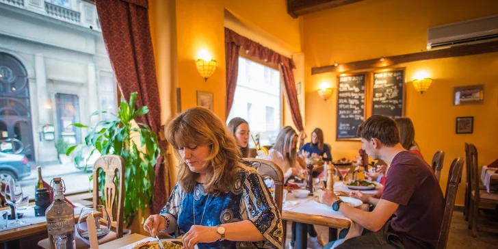 V restauraci míchají skvělé koktejly a nabízejí pestrou škálu vín. 