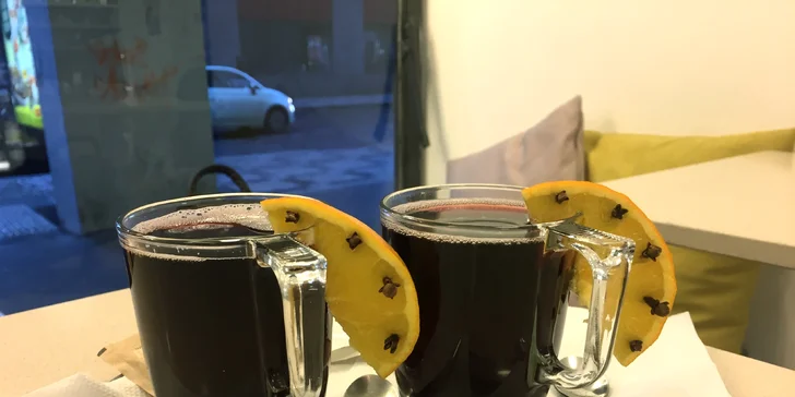 První nabízí svařené víno. 