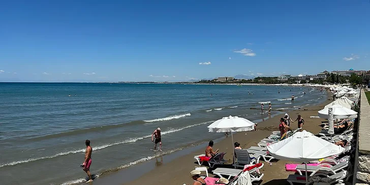 Slunečníky a lehátka na pláži jsou k dispozici zdarma.